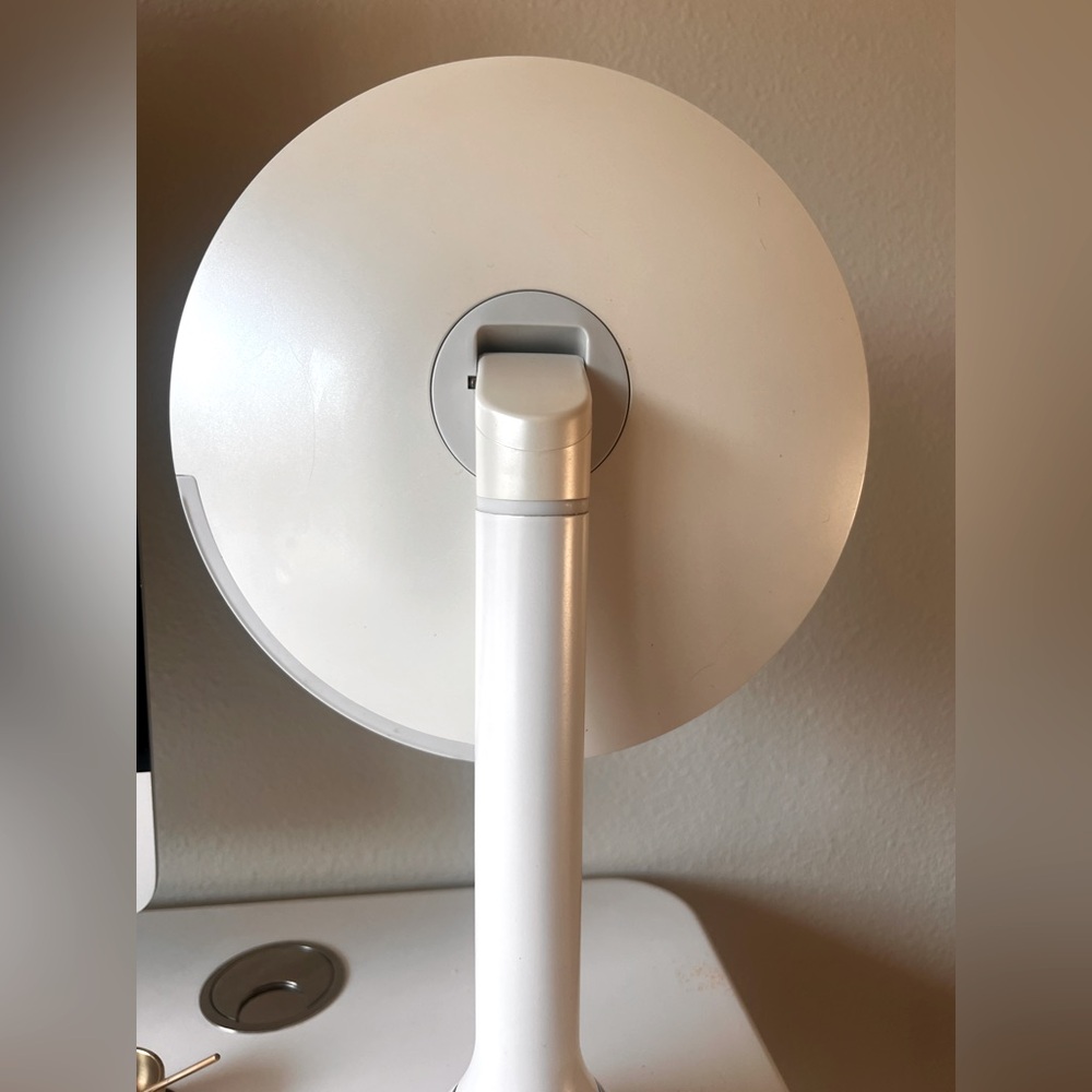 simplehuman 8" Round Sensor Makeup Mirror with Touch-Control Light Setting - Picture 4 of 5